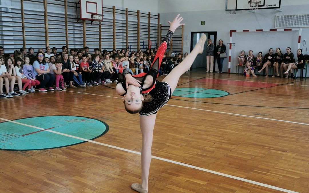 Pokaz taneczno-gimnastyczny w wykonaniu  Międzyszkolnego Gimnastyczno-Tanecznego  Uczniowskiego Klubu Sportowego  “No Name”