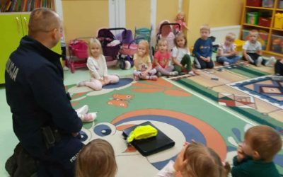 Spotkanie przedszkolaków z policjantem